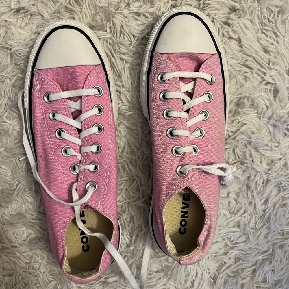 Pink converse size 7.5 women’s.